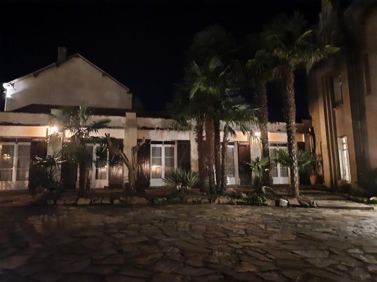 Hotel De La Barbacane Tiffauges Exterior photo