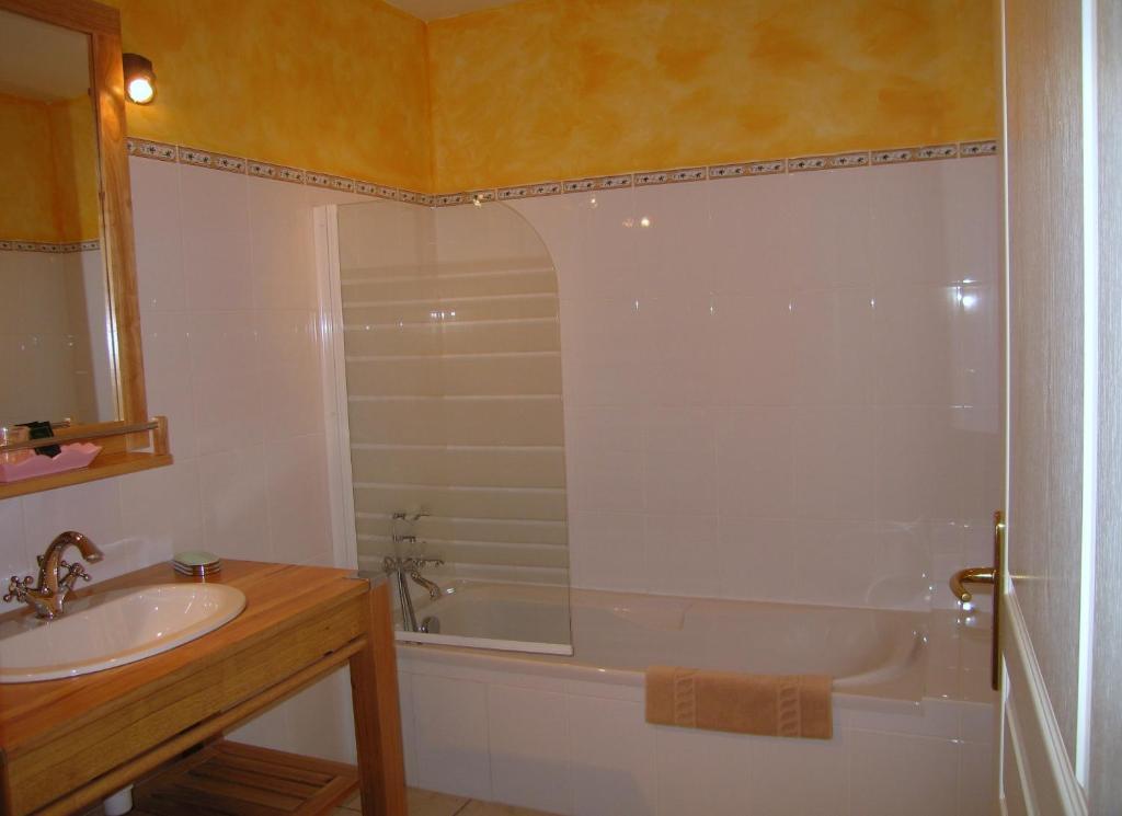 Hotel De La Barbacane Tiffauges Room photo